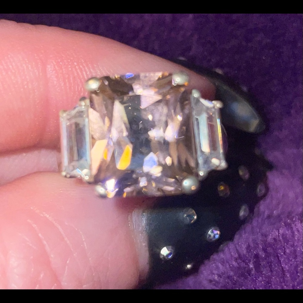 3 stone replica of JLO’s first engagement ring in 925, the center stone is pink